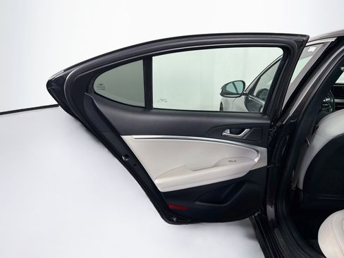Used 2025 Genesis G70 2.5T RWD image 27
