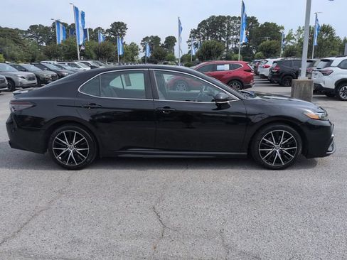 Used 2022 Toyota Camry SE FWD image 2