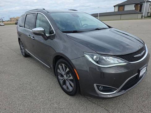 Used 2018 Chrysler Pacifica Limited w/ Tire & Wheel Group FWD image 15