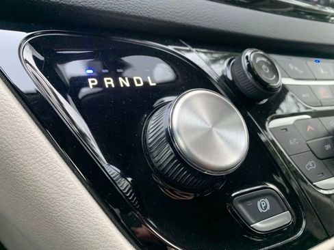 Used 2024 Chrysler Pacifica Touring-L image 23