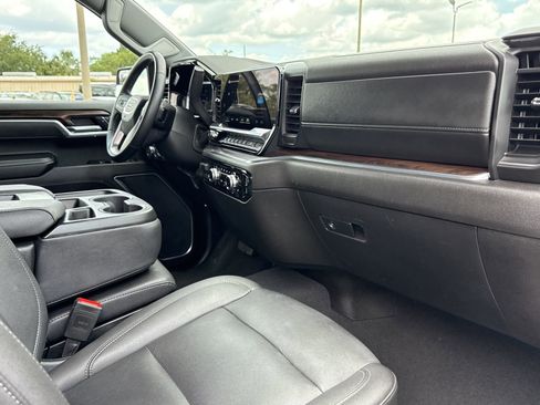 Used 2025 GMC Sierra 1500 SLT AWD/4WD image 13