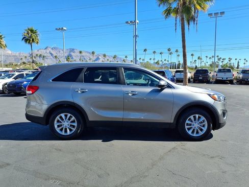 Used 2017 Kia Sorento LX image 7