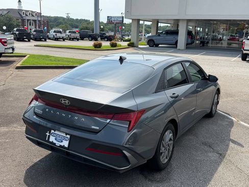 Used 2025 Hyundai Elantra Hybrid FWD image 4