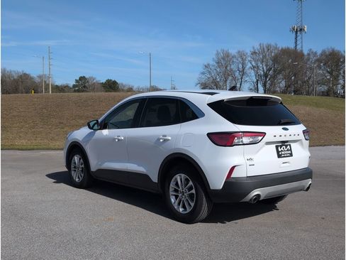 Used 2022 Ford Escape SE image 3