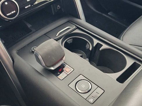 Used 2024 Land Rover Discovery Metropolitan Edition image 31