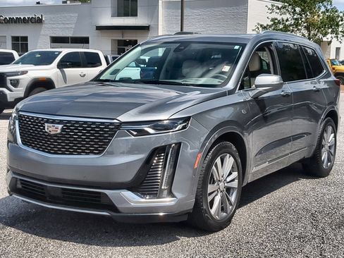 Used 2022 Cadillac XT6 Premium Luxury w/ Technology Package FWD image 4