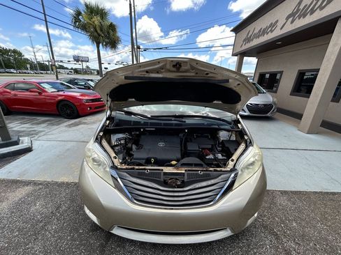 Used 2013 Toyota Sienna XLE w/ Premium Pkg FWD image 9