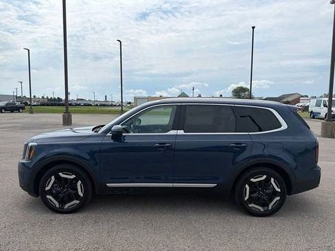 Used 2023 Kia Telluride EX w/ EX Captain's Chair Package AWD/4WD image 3