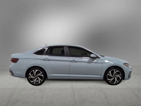 Used 2025 Volkswagen Jetta SEL image 9