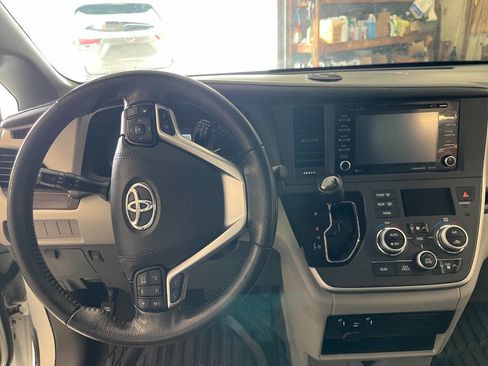 Used 2020 Toyota Sienna XLE image 8