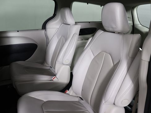 Used 2021 Chrysler Pacifica Touring-L image 26