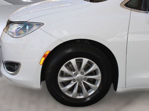 Used 2018 Chrysler Pacifica Touring Plus image 18