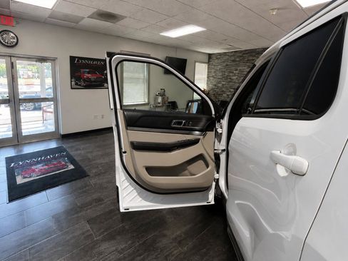 Used 2018 Ford Explorer XLT w/ Equipment Group 202A AWD/4WD image 15