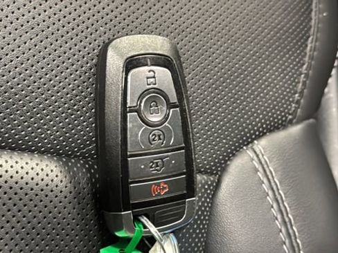 Used 2025 Ford Expedition Platinum image 28