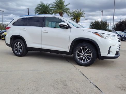 Used 2019 Toyota Highlander SE image 14