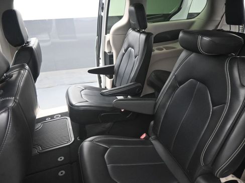 Used 2023 Chrysler Pacifica Touring-L image 10