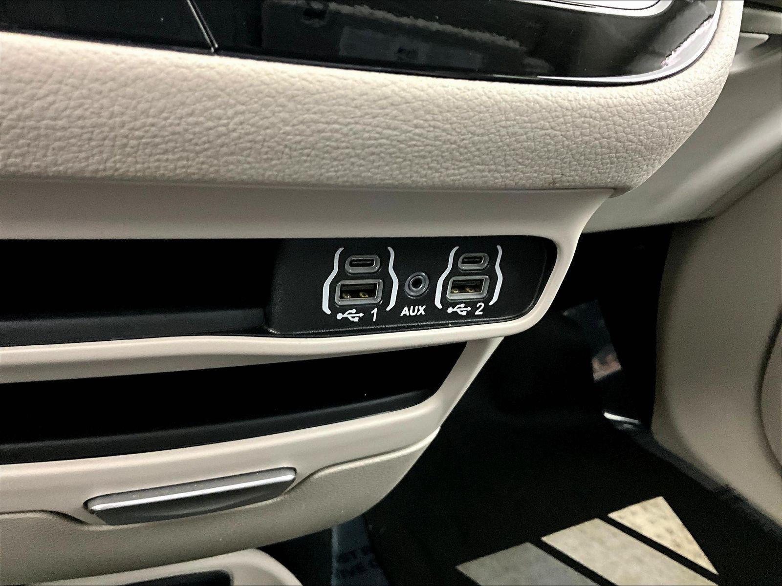 Used 2024 Chrysler Pacifica Limited FWD image 16