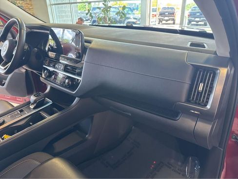 Used 2023 Nissan Pathfinder SL AWD/4WD image 34