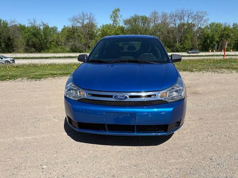 Used 2010 Ford Focus SE FWD image 2