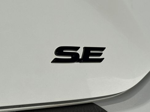 New 2026 Toyota Camry Hybrid FWD image 9