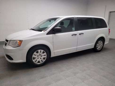 Used 2019 Dodge Grand Caravan SE w/ UConnect Hands-Free Group image 2