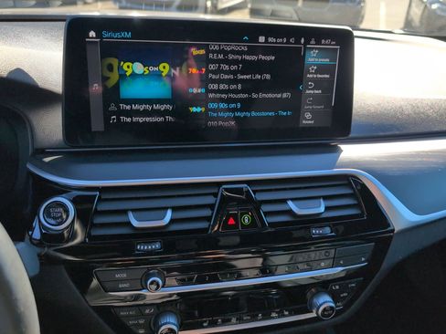 Used 2023 BMW 530e w/ M Sport Package image 23