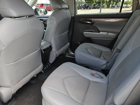 Used 2020 Toyota Highlander Limited FWD image 11