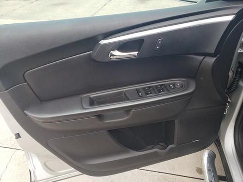 Used 2011 Chevrolet Traverse LT FWD image 13