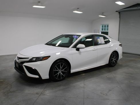 Used 2022 Toyota Camry SE FWD image 4