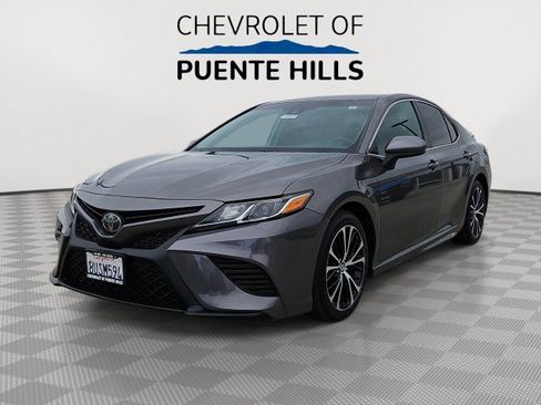 Used 2018 Toyota Camry SE FWD image 1