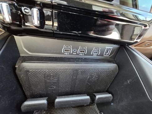 Used 2025 RAM 1500 Laramie AWD/4WD image 25