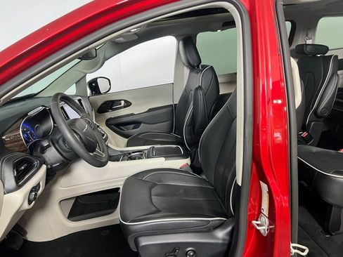 Certified 2024 Chrysler Pacifica Limited image 20