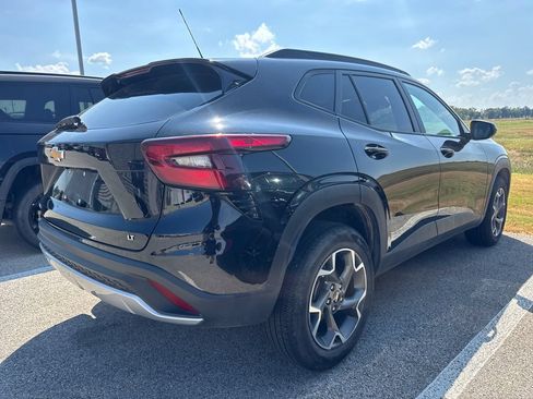 Used 2025 Chevrolet Trax LT FWD image 5