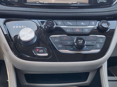 Used 2023 Chrysler Pacifica Limited FWD image 20