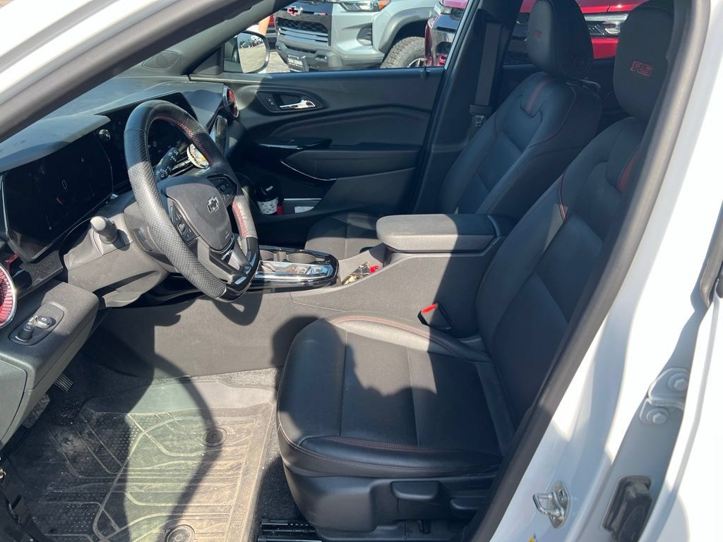 Used 2024 Chevrolet Trax RS w/ Sunroof Package FWD image 7