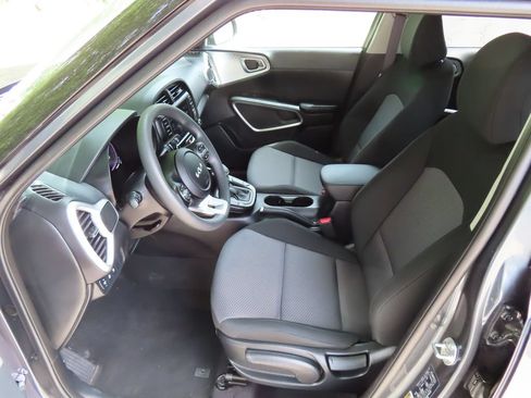Certified 2025 Kia Soul LX w/ LX Technology Package FWD image 23
