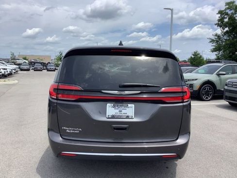Used 2023 Chrysler Pacifica Touring-L image 6