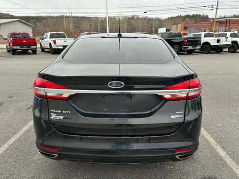 Used 2017 Ford Fusion SE w/ Fusion SE Technology Package image 4