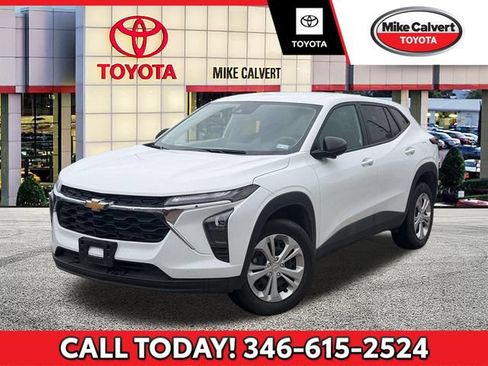 Used 2025 Chevrolet Trax LS FWD image 1