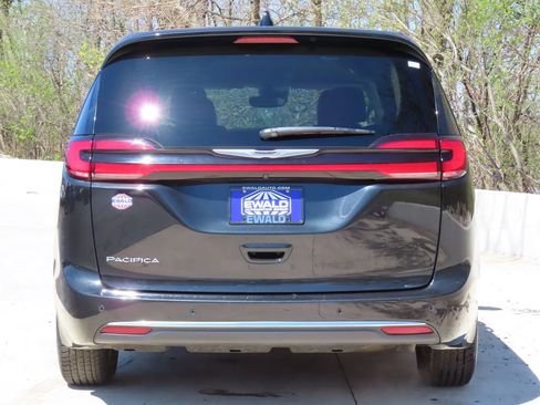 Used 2023 Chrysler Pacifica Touring-L FWD image 17