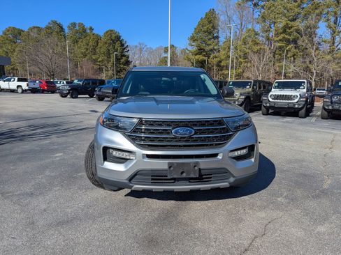 Used 2020 Ford Explorer XLT w/ Equipment Group 202A image 2