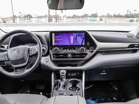 Used 2024 Toyota Highlander XLE AWD/4WD image 15