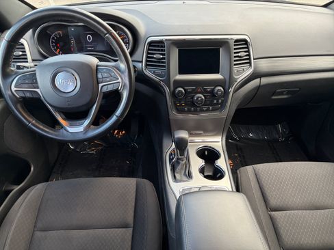 Used 2019 Jeep Grand Cherokee Laredo AWD/4WD image 18