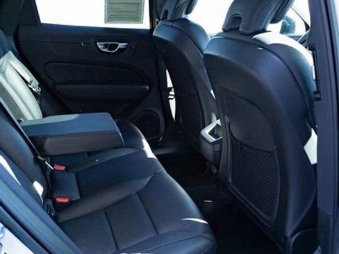 Used 2023 Volvo XC60 B5 Plus image 16