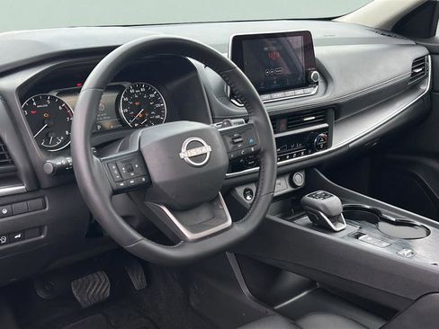 Used 2025 Nissan Rogue SV w/ SV Premium Package image 25