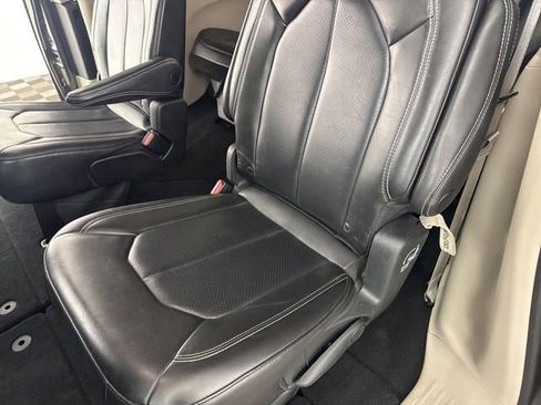 Used 2023 Chrysler Pacifica Touring-L image 24