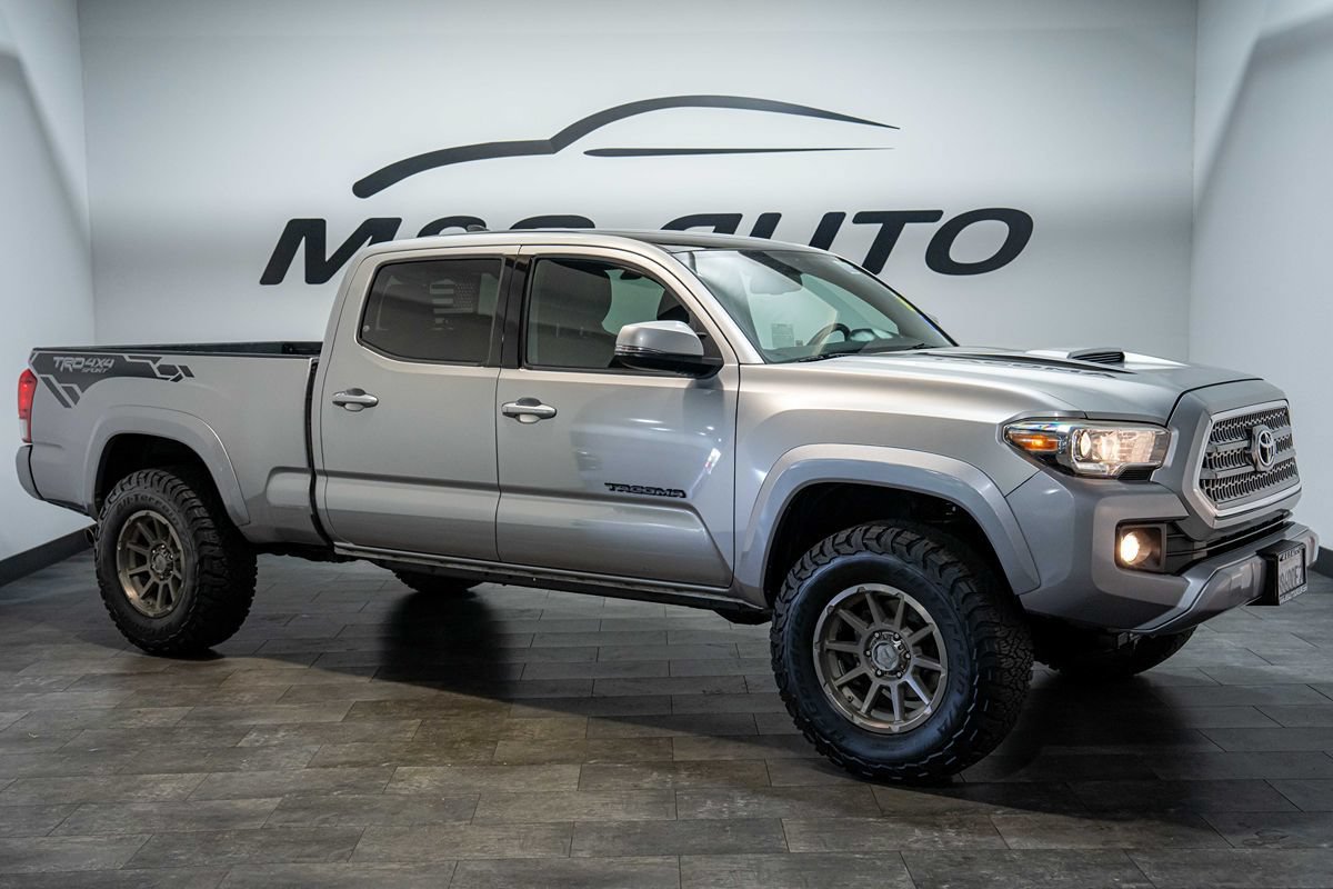 Used 2017 Toyota Tacoma TRD Sport w/ Tow Package AWD/4WD image 7