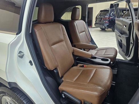Used 2019 Toyota Highlander Limited Platinum FWD image 24