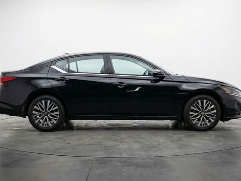 Used 2025 Nissan Altima 2.5 SV FWD image 11