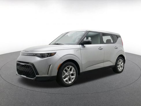Used 2025 Kia Soul LX w/ LX Technology Package FWD image 3